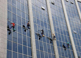 高空幕墻外墻清洗作業(yè)人員要求及安全防護措施