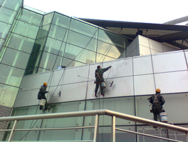 建筑物外墻清洗要采用哪些安全的措施？