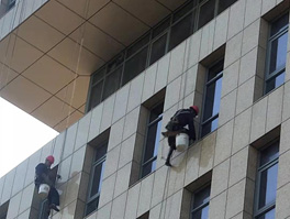 建筑物如何進行高空外墻清洗呢？