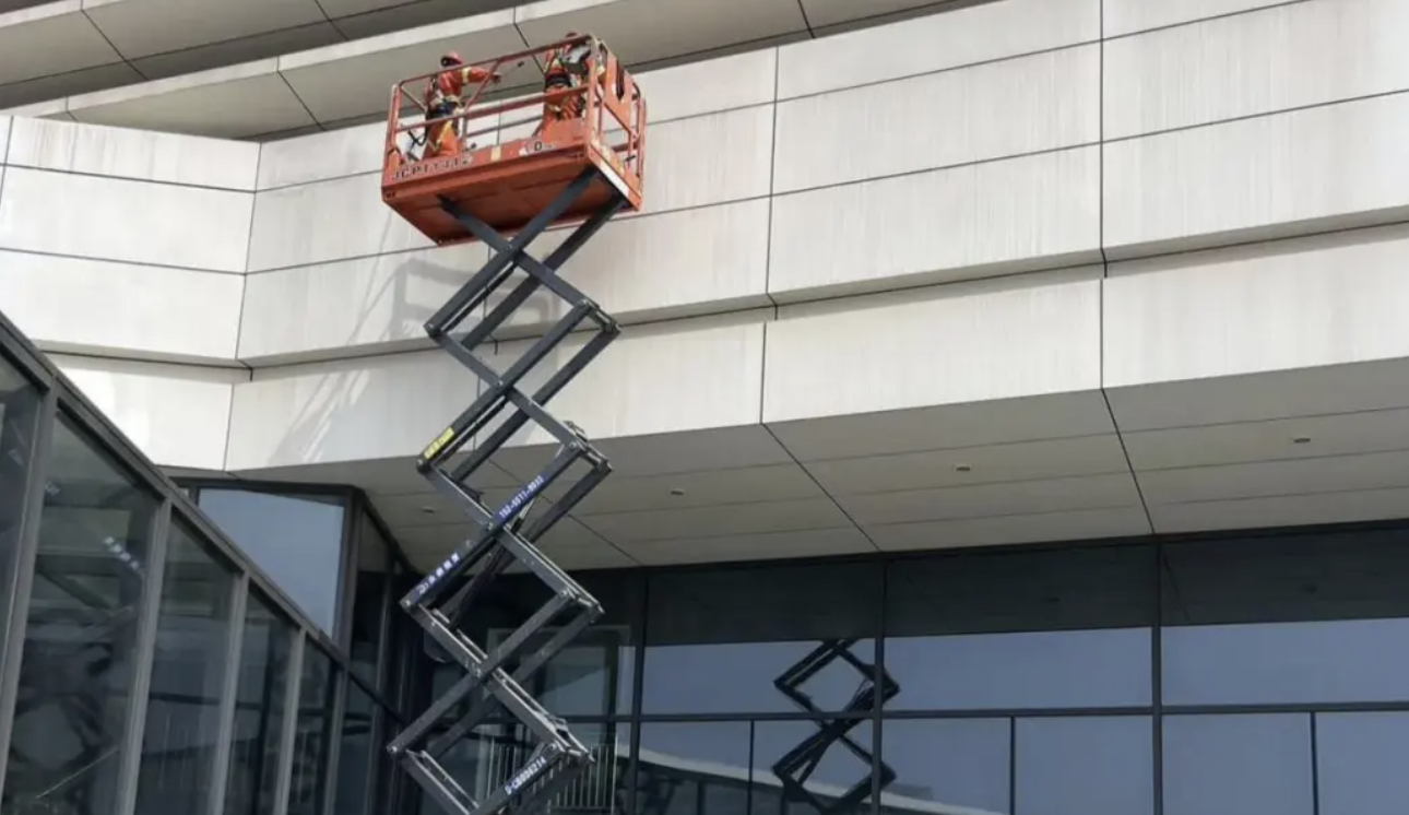 每周系列:守護(hù)城市天際線|專業(yè)高空保潔在行動(dòng)?